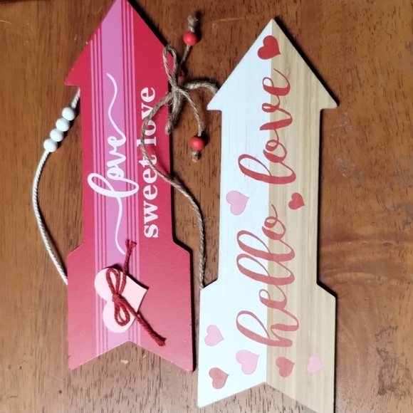 Valentine's Day decorations 2 arrow-shaped signs with hangers built in - Picture 6 of 6
